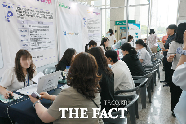 2025 대전 여성채용박람회가 12일 대전시청 2층 로비에서 개최됐다./대전시