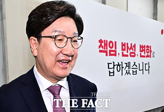 퇴임 기자회견 마친 뒤 이동하는 권성동 국민의힘 원내대표.