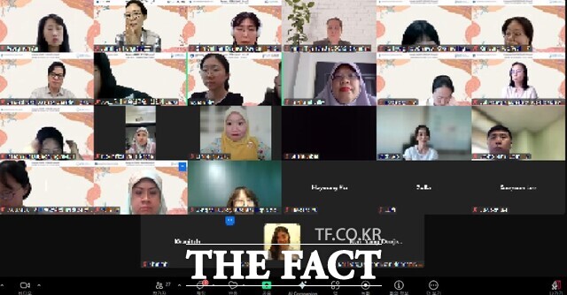 11일 대전 교사와 해외 파트너 학교 교사들이 화상회의 방식으로 온라인 그리팅데이(Greeting Day) 행사를 진행하고 있다. /대전시교육청