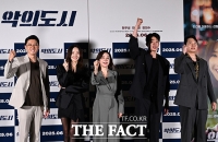  '악마는 친절하게 다가온다' 인간 본성을 마주하는 '악의 도시' [TF사진관]