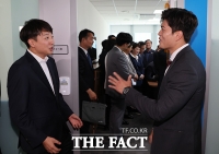  한미의원연맹 현판식에서 만난 이준석과 김용태 [포토]
