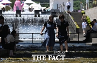  서울 낮 기온 31도 '청계천에 발 담그며 더위 식히는 시민들' [TF사진관]