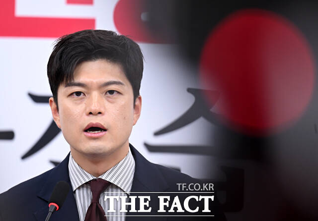 김용태 국민의힘 비상대책위원장이 13일 이재명 대통령의 불법 대북송금 의혹 재판과 관련해 국민은 대통령의 재임 전 공직 수행과 관련된 범죄 혐의들에 대해 유죄인지 무죄인지 명확하게 알 권리가 있다고 밝혔다. /이새롬 기자