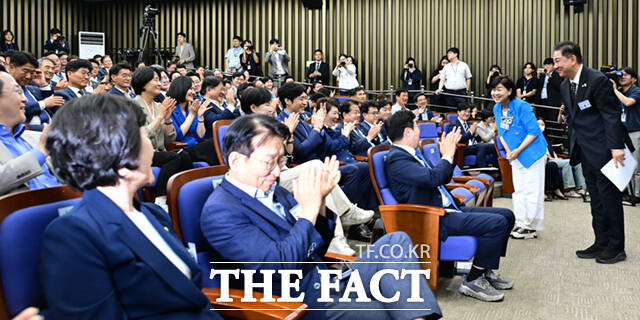 더불어민주당 원내대표 선출을 위한 의원총회가 13일 오후 서울 여의도 국회에서 열린 가운데, 서영교, 김병기 후보가 의원들을 향해 인사하고 있다.