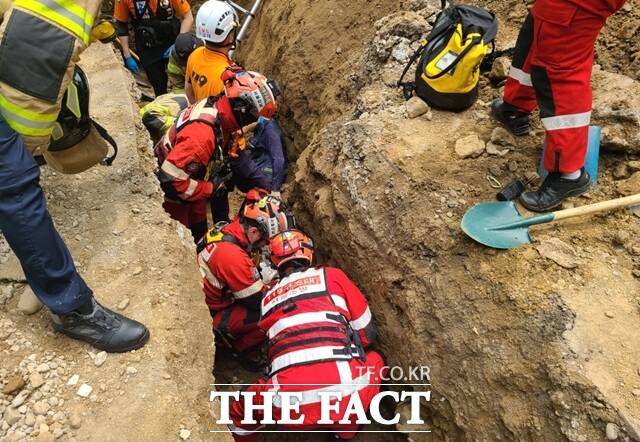 13일 경찰과 소방당국에 따르면 이날 오후 1시2분께 은마아파트 8동 앞 하수관 교체 공사현장에서 토사 매몰 사고가 발생해 2명이 매몰됐다. /강남소방서