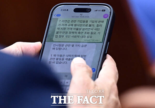 김민석 국무총리 후보자가 13일 오후 서울 여의도 국회에서 열린 더불어민주당 원내대표 선출을 위한 의원총회에 참석해 자신의 휴대전화로 최근 불거진 자신의 의혹에 대한 해명글을 작성하고 있다. /국회=이새롬 기자