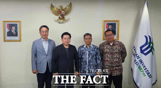 광양경자청 관계자들이 인도네시아 투자전방산업부를 방문해 기념 사진을 찍고 있다./광양경자청