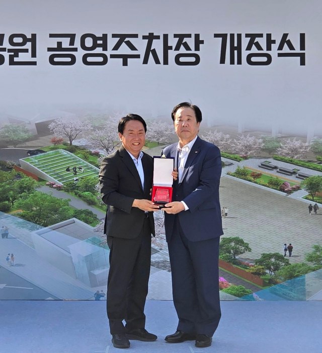 우오현 SM그룹 회장(오른쪽)이 12일 오후 서울 서대문구 독립문문화공원 공영주차장 개장식에서 이성헌 서대문구청장으로부터 감사패를 받으며 기념 촬영을 하고 있다. /SM그룹