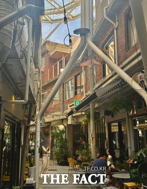 서울 용산구(구청장 박희영)는 해방촌 신흥시장과 글로벌 브랜드가 협력한 신흥시장 브랜드 디자인 사업을 선보인다고 13일 밝혔다. 사진은 용산구 해방촌 신흥시장./용산구