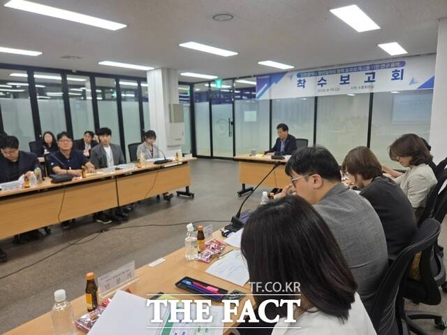 인천시가 13일 시 본청에서 청년의 지속가능한 일자리 생태계 조성을 위한 ‘청년일자리 정책 효과성 제고 연구용역’ 착수보고회를 개최했다./인천시