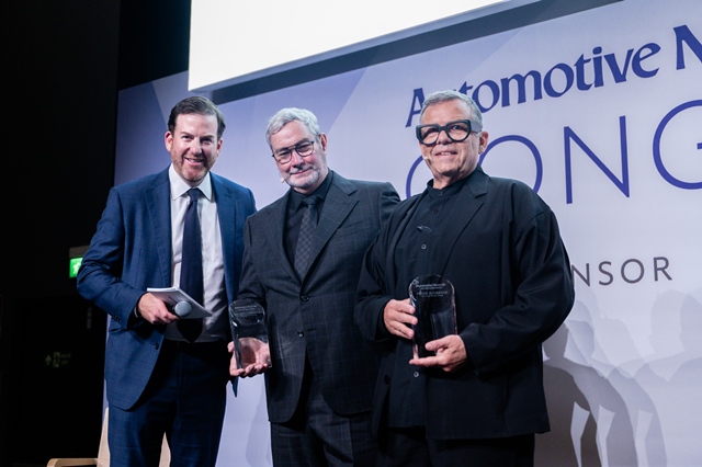 현대자동차그룹은 루크 동커볼케 사장(CDO·CCO)과 피터 슈라이어 전 사장이 이탈리아 토리노에서 열린 오토모티브 뉴스 100주년 기념 어워즈에서 100주년 기념상을 수상했다고 13일 밝혔다. (왼쪽부터)KC 크레인과 루크 동커볼케 사장, 피터 슈라이어 전 사장이 수상 후 기념 촬영을 하는 모습. /현대차그룹