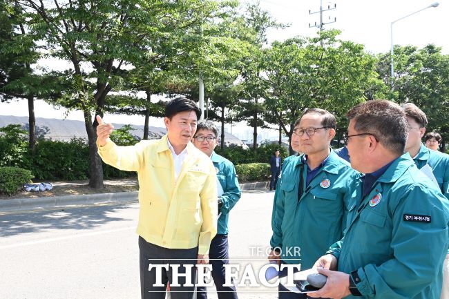조용익 부천시장(왼쪽)이 지하차도 진입차단시설을 점검하고 있다./부천시