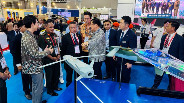 LIG넥스원은 지난 12일 인도네시아 자카르타에서 열리는 국제 방산 전시회 인도 디펜스에서 국영 방산업체 PTDI와 무기체계 생산·판매 협력에 관한 업무협약을 체결했다. /LIG넥스원