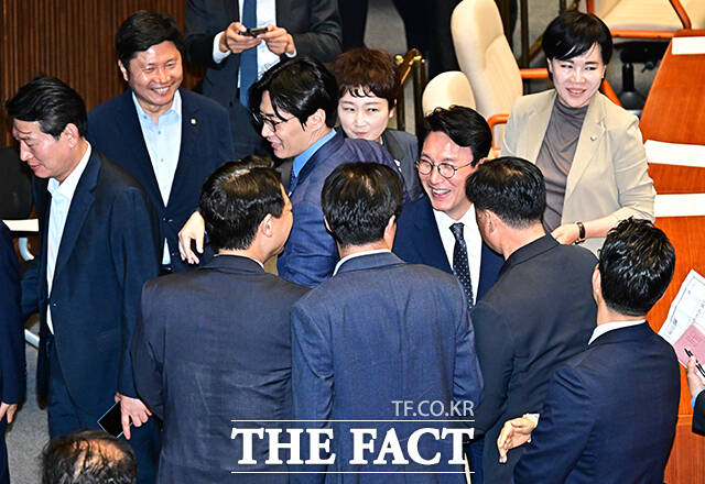 집권여당이 된 더불어민주당에서 주요 법안 처리를 둘러싼 당내 이견과 혼선이 이어지고 있다. 민주당 의원들이 5일 오후 서울 여의도 국회에서 열린 본회의에 참석해 대화를 나누는 모습. /국회=배정한 기자