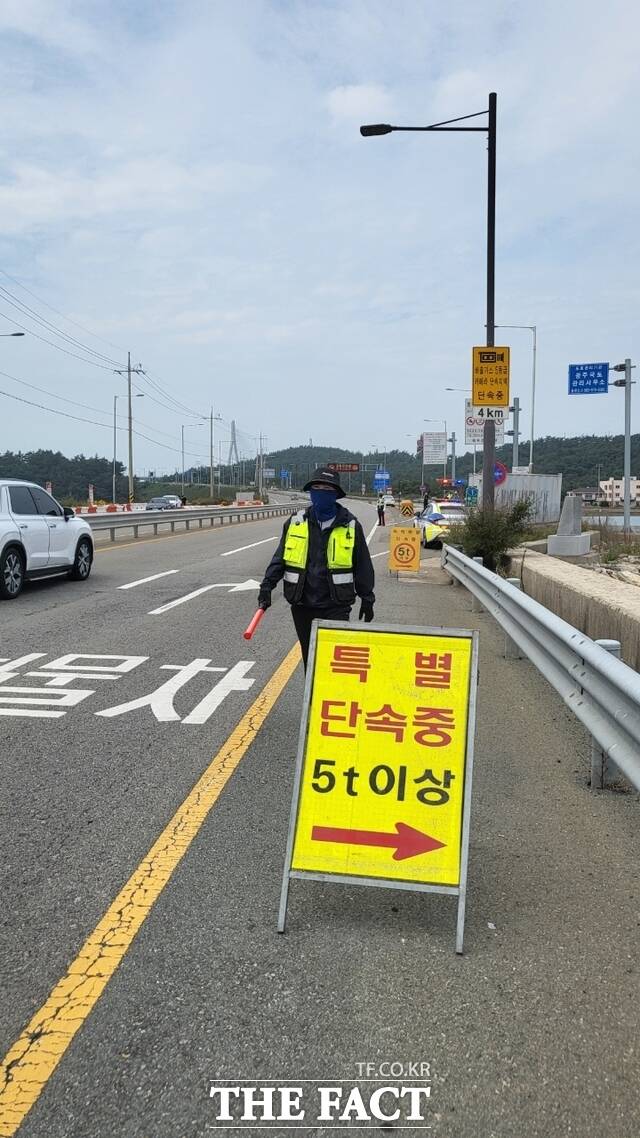 목포시가 과적 차량 단속을 실시하고 있다. /목포시