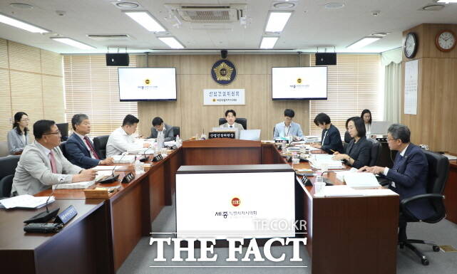 세종시의회 산업건설위원회가 12일 제98회 정례회 제3차 회의를 열고 32건의 안건을 심사하고 있다. /세종시의회