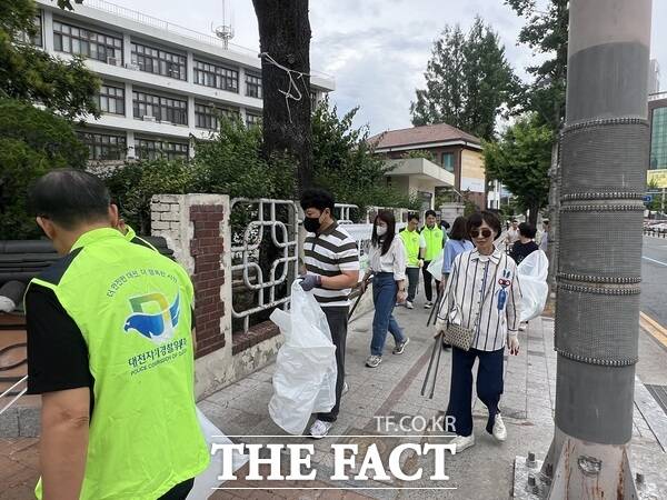 대전자치경찰위원회가 13일 옛 충남도청사 일원에서 도심 정화 활동을 실시하고 있는 모습 /대전시