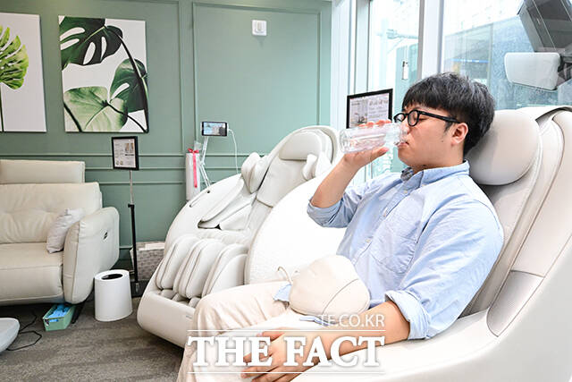 13일 오후 서울 양천구 세라젬 웰카페에서 <더팩트> 취재진이 세라젬 밸런스 체험 챌린지로 알칼리수를 시음하고 있다. /남윤호 기자