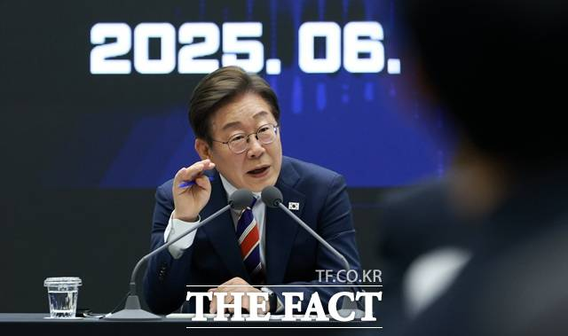 이재명 대통령이 11일 서울 여의도 한국거래소에서 열린 주식시장 불공정거래 근절을 위한 현장간담회에서 참석자 질문에 답하고 있다. /뉴시스