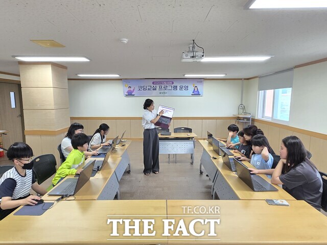 함평군이 드림스타트 아동을 대상으로 코딩교실 프로그램을 운영하고 있다./함평군