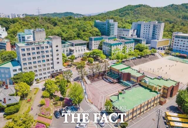 13일 대학가에 따르면 성공회대 학생 A 씨는 전날 서울 구로구 교내 게시판에 L 교수는 강의 시간 성희롱·혐오 표현 즉각 사과하라는 제목의 대자보를 부착했다./ 성공회대학