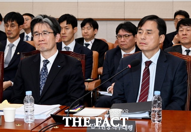 윤석열 전 대통령의 내란 혐의 수사를 맡게 된 조은석(60·사법연수원 19기) 특별검사가 13일 사초를 쓰는 자세로 세심하게 살펴가며 오로지 수사 논리에 따라 특별검사의 직을 수행하겠다며 신중한 수사 의지를 밝혔다. 사진상 오른쪽은 조 특검. /남용희 기자