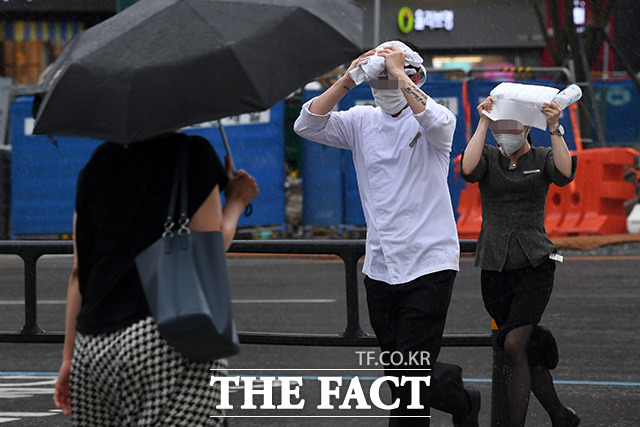 주말이자 토요일인 14일 아침 최저기온은 18~22도, 낮 최고기온은 23~30도의 분포를 보이겠다. /남용희 기자