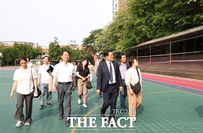 최대호 안양시장(앞줄 오른쪽 2번째)이 지난 5월 21일 근명중고·안양대 경계사면을 점검하고 있다./안양시