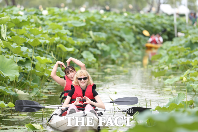 지난해 열린 부여서동연꽃축제에 관광객들이 연지에서 카누 체험을 하고 있는 모습. /부여군