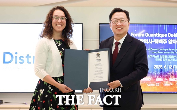 이장우 대전시장(오른쪽)과 에블린 보댕 셔브룩시장(왼쪽)이 12일(현지시각)  MOU를 체결한 후 기념 촬영을 하고 있다./대전시