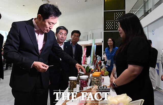 오세훈 서울시장이 지난해 6월 4일 오후 서울 중구 동대문디자인플라자 디자인홀에서 열린 넥스트로컬 6기 발대식에서 창업가들의 부스를 둘러보고 있다. /서예원 기자