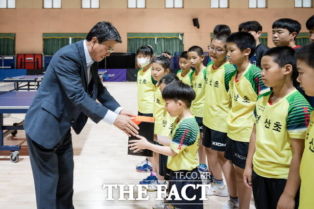 김돈곤 청양군수가 최근 정산초 탁구부를 격려하고 있다. /청양군