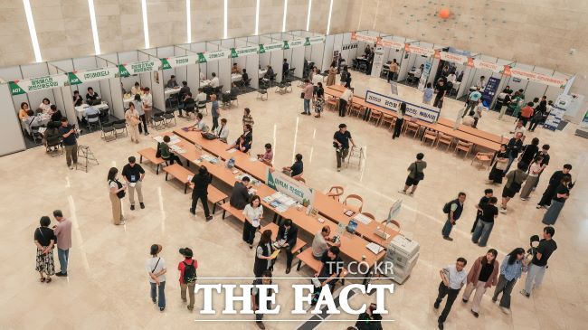 과천시 일자리 박람회 부스 전경. /과천시