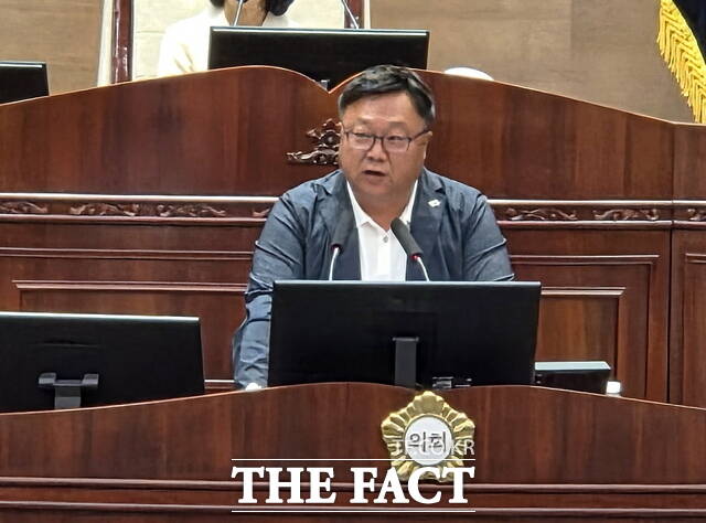 13일 천안시의회 본회의장에서 박종갑 의원이 발언하고 있다. /정효기 기자