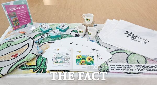 대전 대덕구정신건강복지센터가 13일 공주 고마아트센터에서 열리는 ‘제12회 공주정신건강학술문화제’에서 ‘정신건강 인식 개선 캠페인 및 미술작품 전시회’를 개최했다. 사진은 정신질환자들과 가족들의 미술작품 전시 모습./대덕구