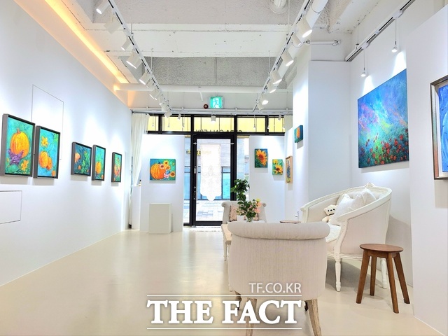 오는 30일까지 세라갤러리에서 열린 장애예술인 백지은 작가의 삶을 풍요롭게, 향기롭게 개인전 전경. /충남문화관광재단