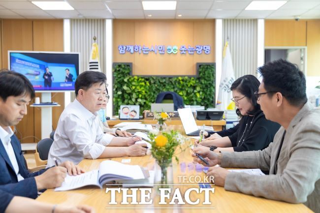 12일 박승원 광명시장(왼쪽 2번째)이 민생안정지원금 효과분석 연구용역 착수보고회에서 발언하고 있다./광명시