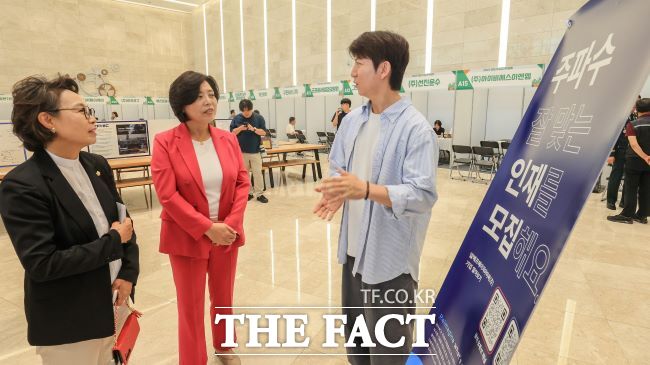 신계용 과천시장이 기업 관계자와 이야기를 나누고 있다. /과천시