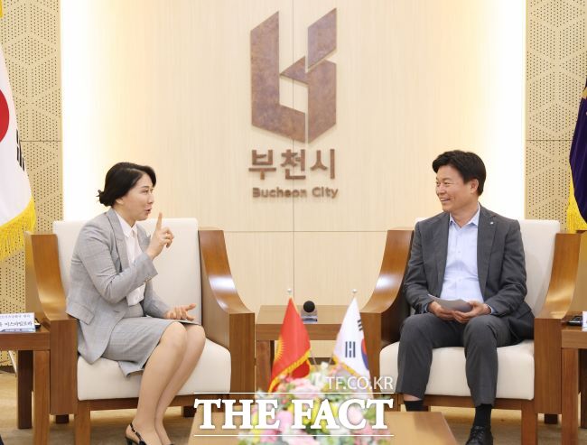 아이다 키르기스스탄 주한대사(왼쪽)와 조용익 부천시장이 담소를 나누고 있다. /부천시