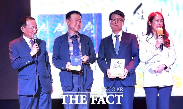 12일 몽골 울란바토르에서 열린 출판기념회에서 인사말을 하고 있다. 왼쪽부터 김용주 몽골 후레정보통신대 교수, 이재복 몽골 후레정보통신대 부총장, 신영권 세종학당 파견 교사. /배재대