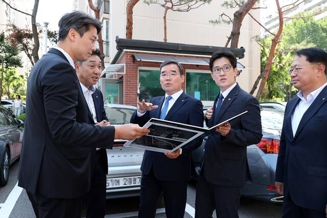 김보현 대우건설 사장(왼쪽에서 3번째)이 개포우성7차 단지를 방문해 현장을 둘러보고 있다. /대우건설