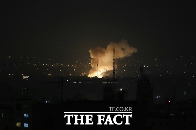 이스라엘이 13일(현지시간) 사자들의 나라라는 작전명으로 이란을 선제공격했다.사진은 이란 테헤란에서 폭발이 발생한 직후 연기가 피어오르고 있는 모습. /AP. 뉴시스