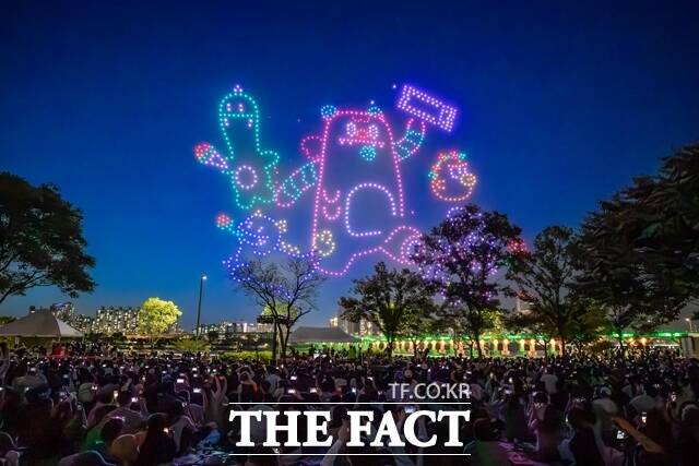 서울시는 15일 우천 예보에 따라 안전사고 가능성을 고려해 2025 한강불빛공연을 취소했다. 지난 한강불빛공연(드론라이트쇼) 현장 모습. /서울시