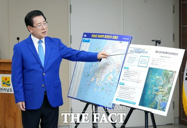 김영록 전남도지사가 지난 4월 22일 도청 브리핑룸에서 해상풍력집적화단지 지정과 관련해 브리핑을 하고 있다. /전라남도