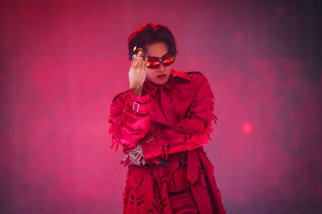 방탄소년단 데뷔 일에 월드투어 피날레 공연을 개최한 제이홉은 이렇게 의미있는 날에 공연을 하게 돼 영광이다. 미치도록 놀아보자라고 소리쳤다. /빅히트 뮤직