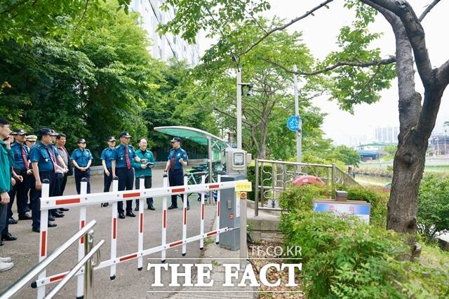 13일 오후 김수환 부산경찰청장이 장마철을 앞두고 부산 동래구 연안교 하상도로 차단 시설을 점검하고 있다. /부산경찰청
