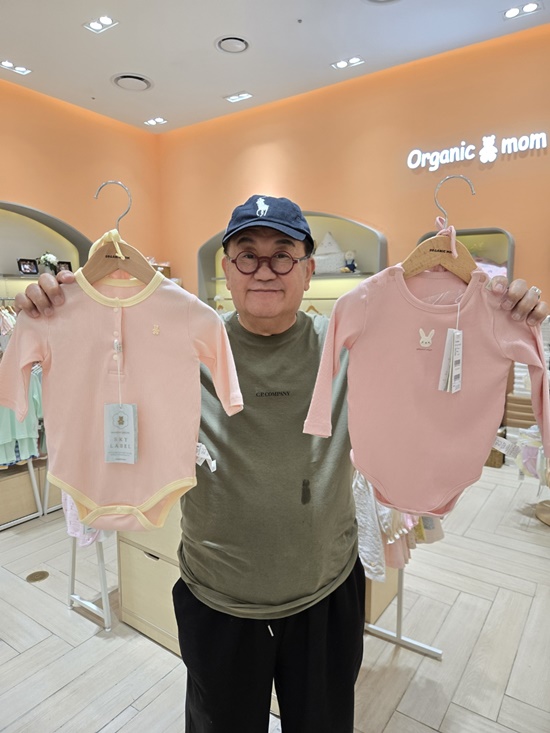 이용식은 얼마전 간단한 육아용품을 사러갔다가 즉석에서 옷을 6벌이나 구입한 뒤 손녀를 보면 왜 나는 오래전에 작고하신 엄마가 생각나는지 모르겠다고 울컥하기도 했다. /이수민 SNS