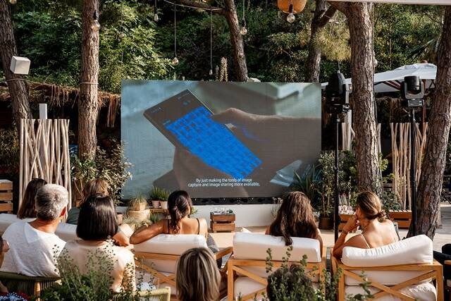 프랑스 니스에서 열린 제3차 유엔해양총회 참석자들이 오션하우스에서 삼성전자의 코랄 인 포커스 다큐멘터리를 관람하고 있다. /삼성전자