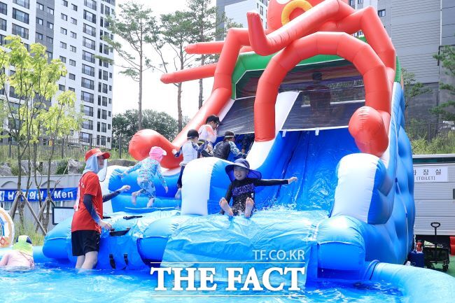 과천갈현초등학교 물놀이장에서 아이들이 물놀이를 즐기고 있다./과천시