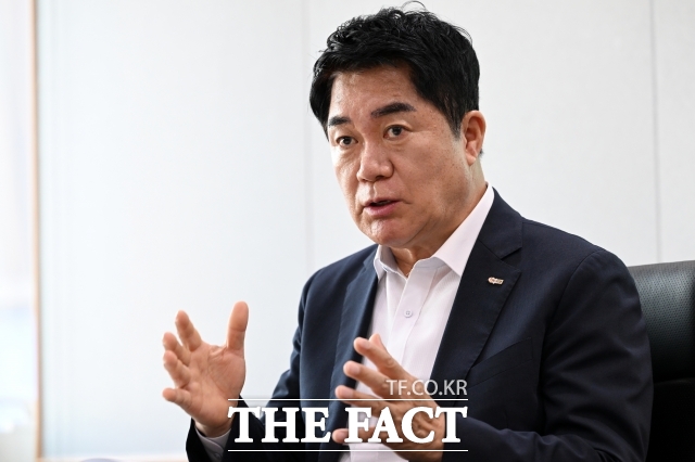 박준희 관악구청장이 지난달 26일 오후 서울 관악구청 구청장실에서 <더팩트>와 인터뷰를 하고 있다. /서예원 기자